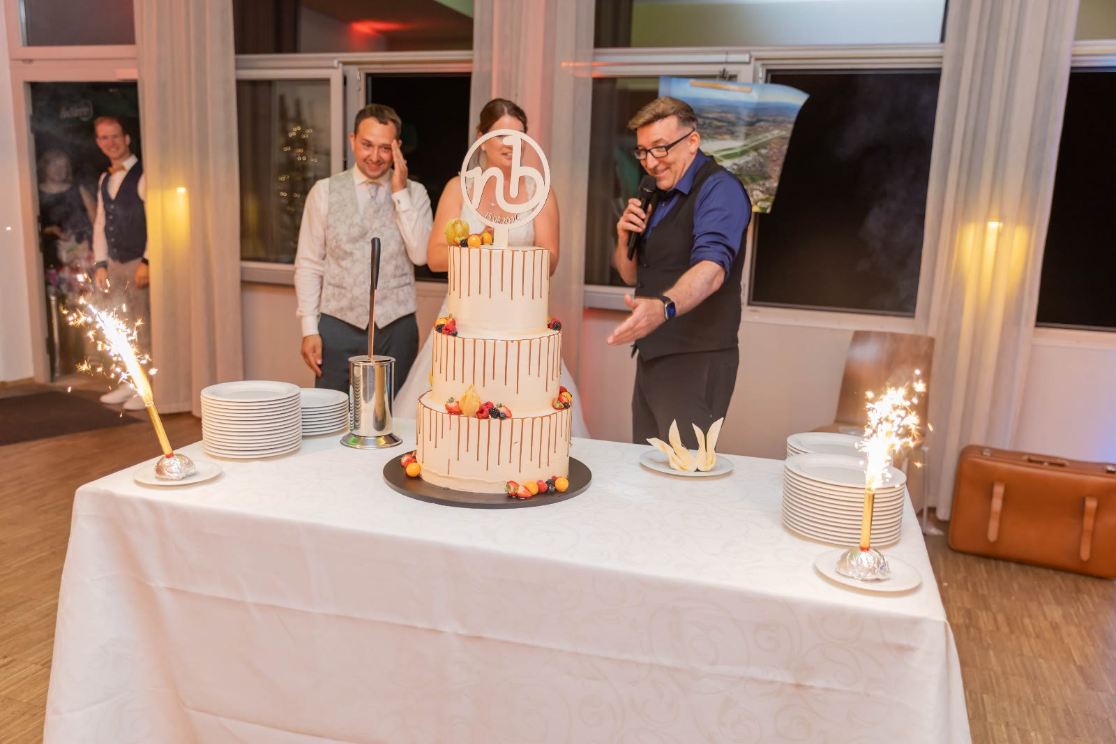 Hochzeits-DJ Robin Hirte moderiert die Tortenshow bei der Hochzeit von Nadine und Benny