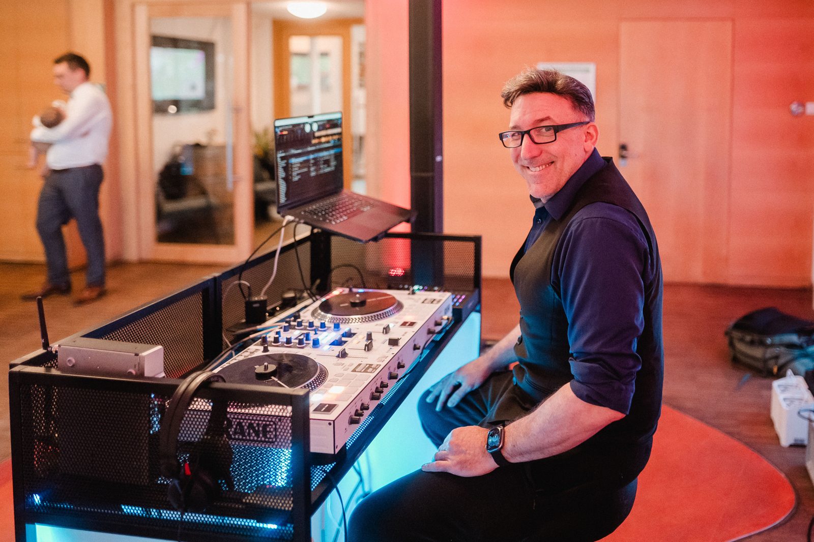 DJ Robin Hirte am DJ-Pult bei einer Feier