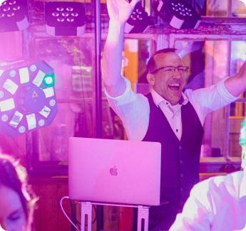 DJ Robin Hirte am Mischpult